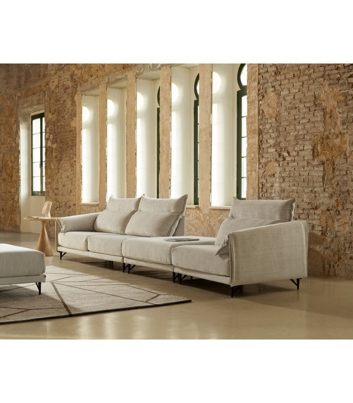 Sofá de diseño lineal con puf modelo NEIL en Aquaclean