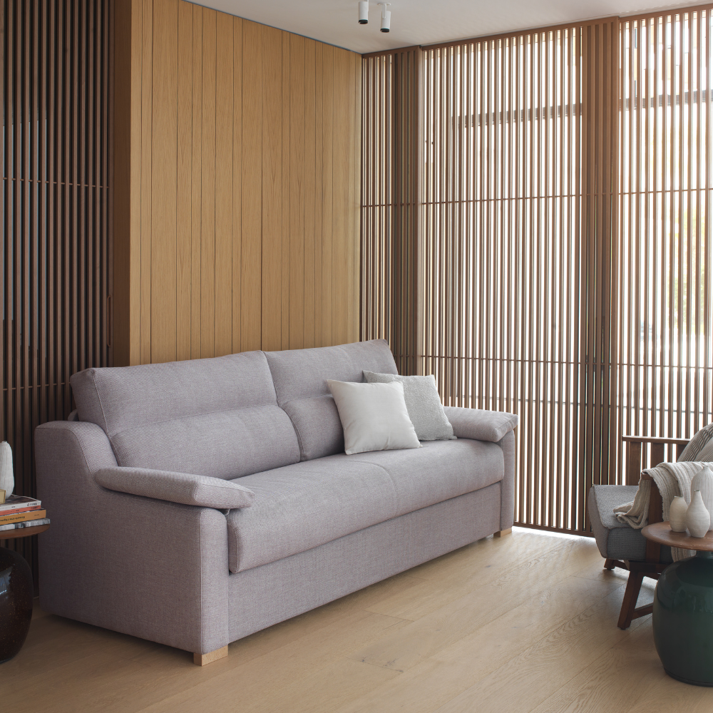 sofa cama modelo lateral en un salon estrecho