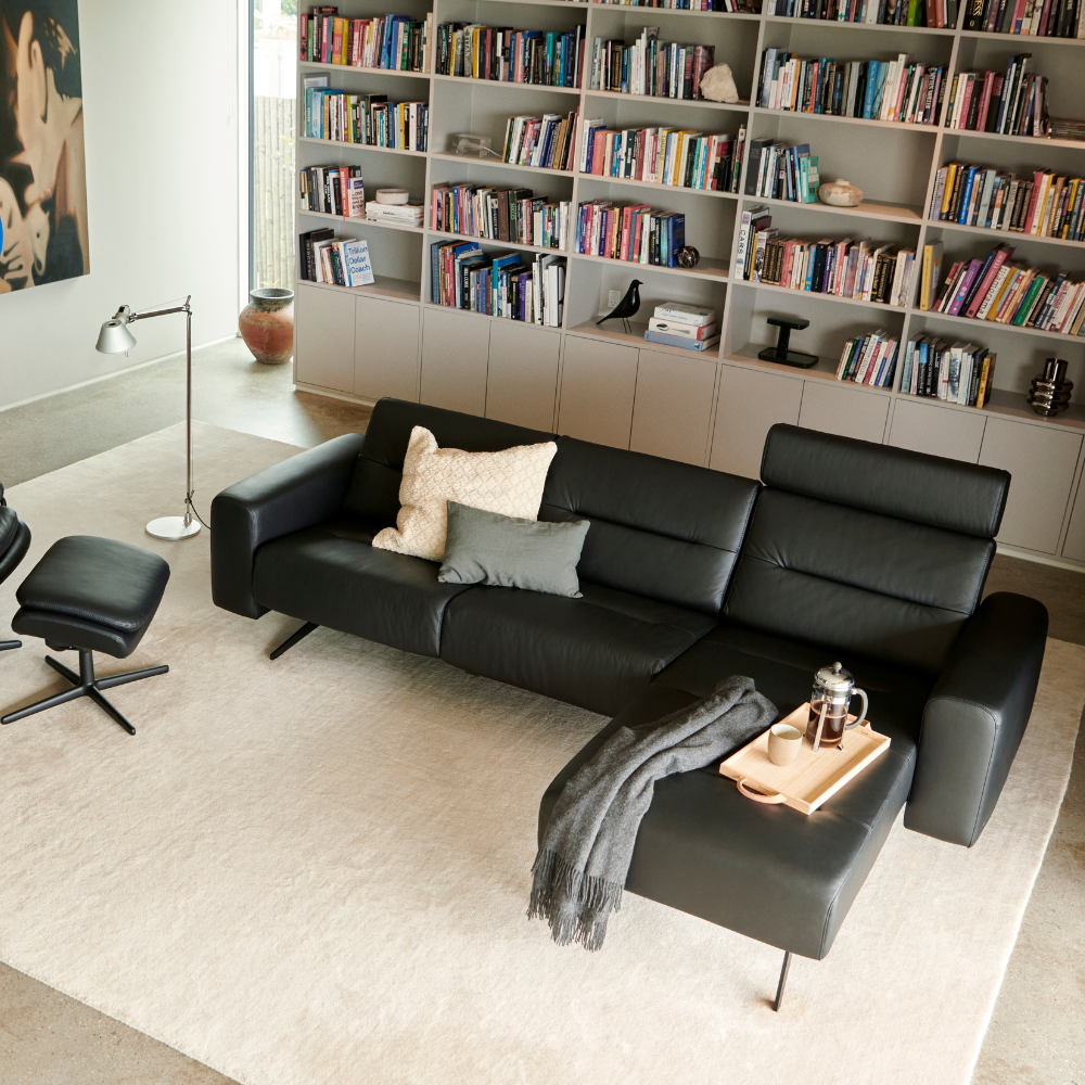 Sofá chaiselongue (M) con Long Seat modelo STELLA con sistema BalanceAdapt™ y Reposacabezas