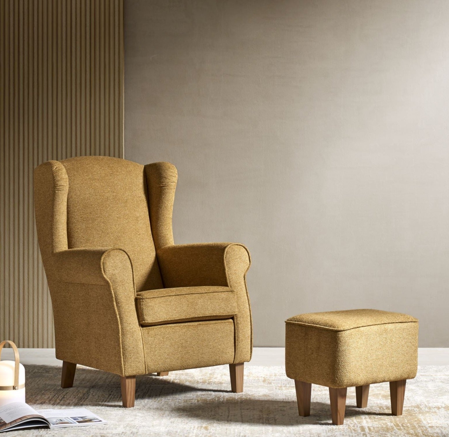 Sillón orejero modelo ROBLE con puff