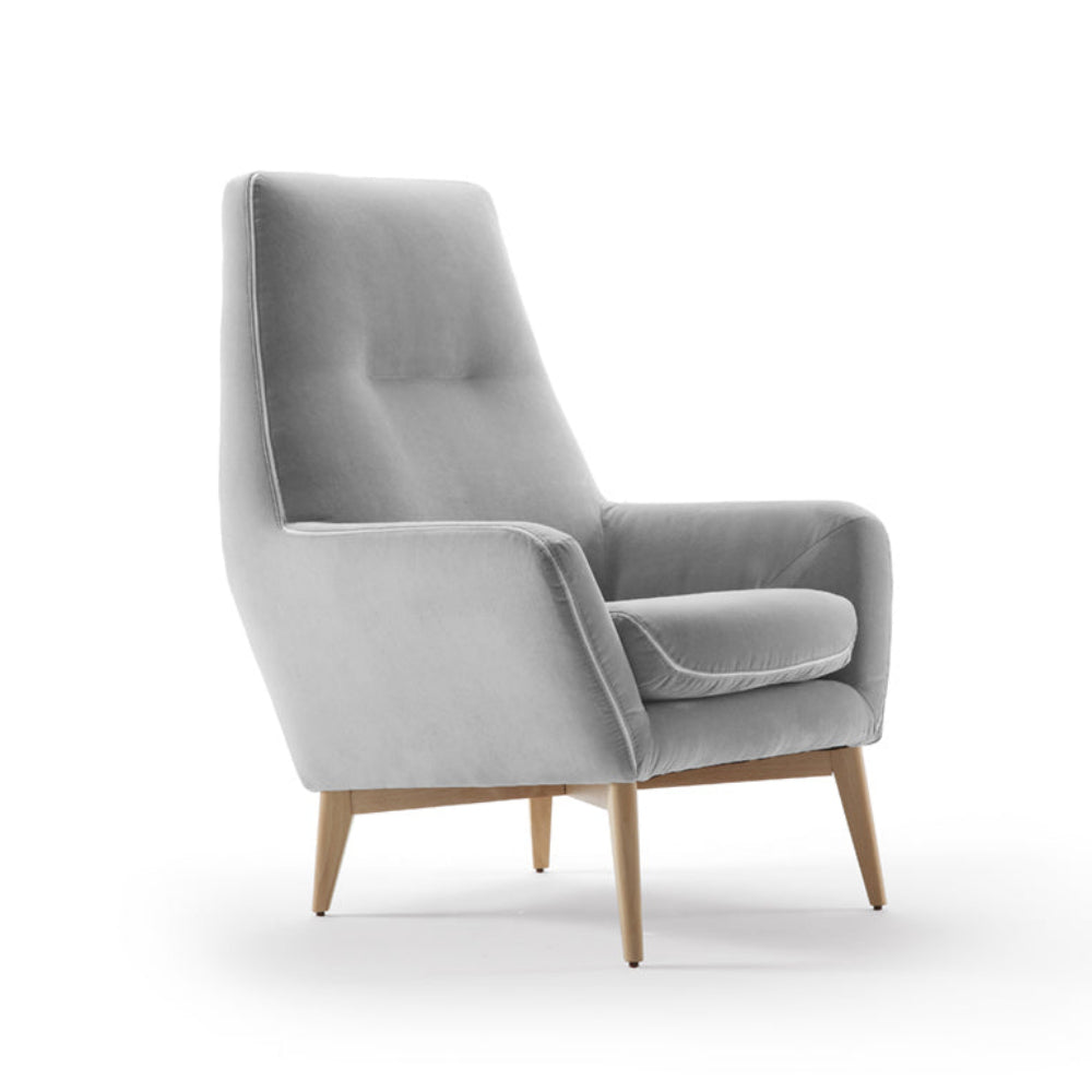 Sillón con patas de madera modelo NICASSIA Tapizado Antimanchas