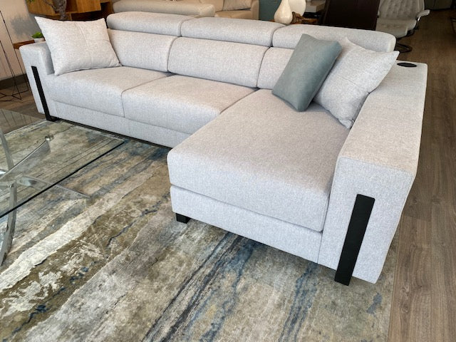 Chaiselongue con altavoces y sistema audio modelo NOBU en tela