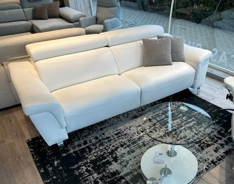 Sofá relax modelo PADOVA con cabezales eléctricos en piel blanca