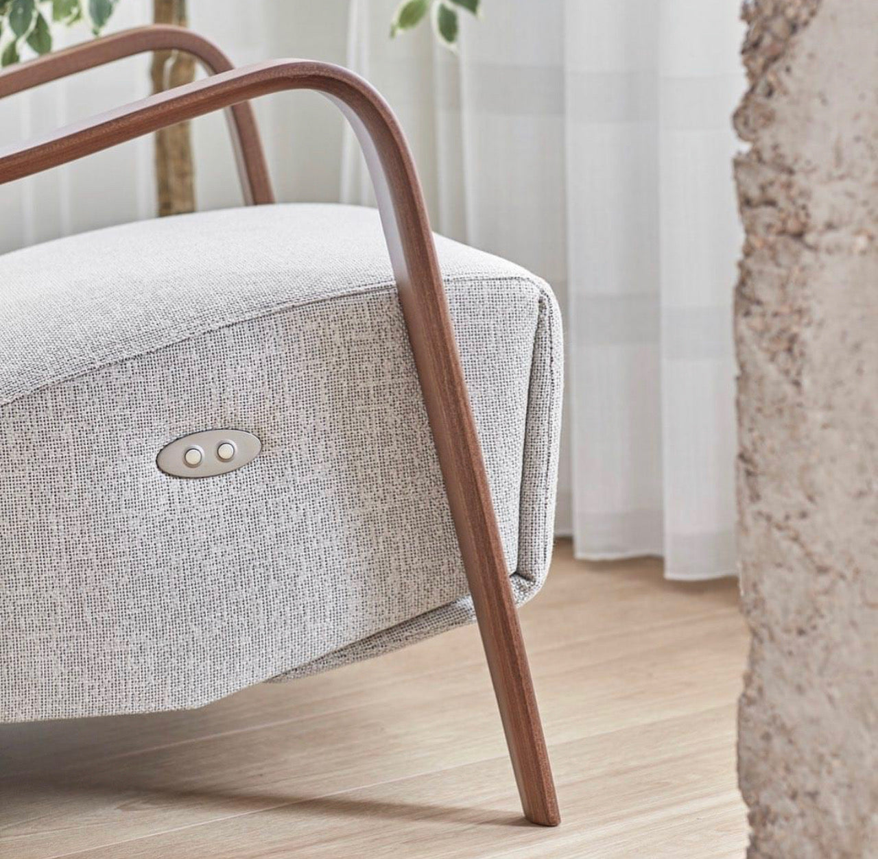 Butaca de diseño con apertura motorizada en reposapies modelo SIGMUND