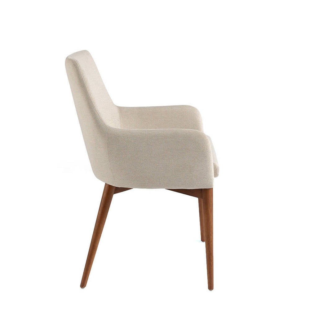 Silla tapizada modelo ELEDC627-ARM con patas de nogal y brazos Sidivani