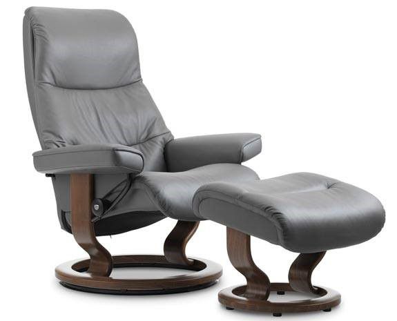 Sillón STRESSLESS con puff modelo VIEW con pie madera en piel Batick