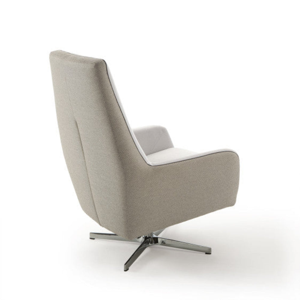 Butaca de diseño con pie giratorio modelo NICASSIA en tela Aquaclean
