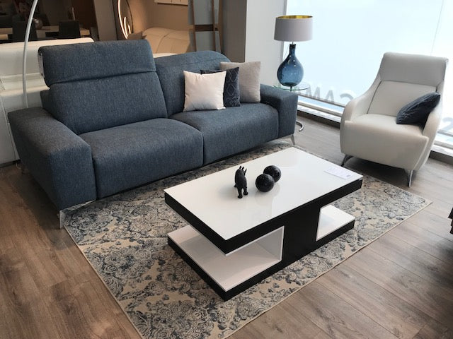 Sofa de diseño modelo LAGOH con asientos relax y cabezales electricos