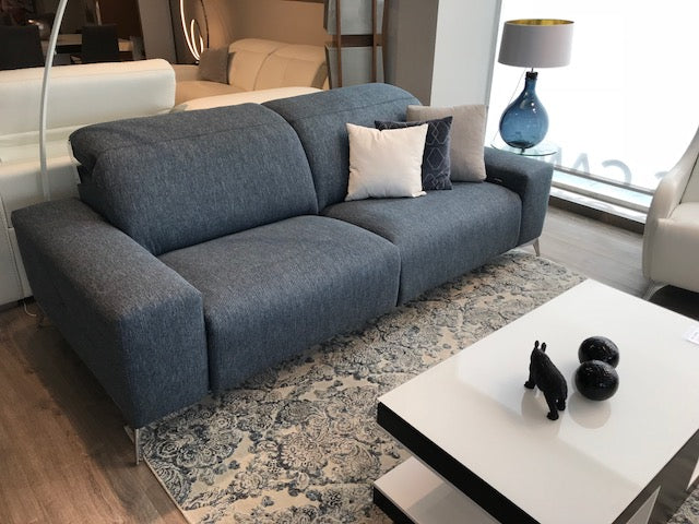 Sofa de diseño modelo LAGOH con asientos relax y cabezales electricos