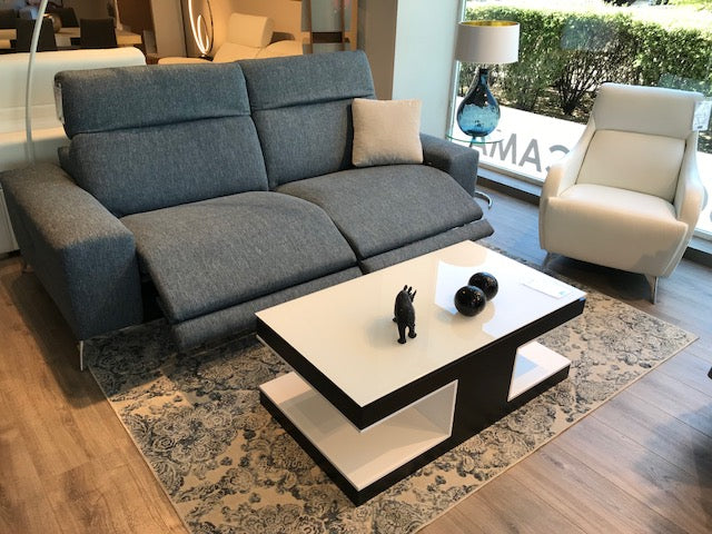 Sofa de diseño modelo LAGOH con asientos relax y cabezales electricos