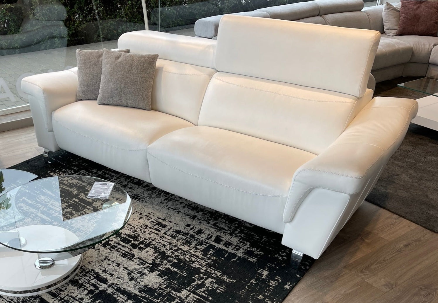 Sofá relax modelo PADOVA con cabezales eléctricos en piel blanca