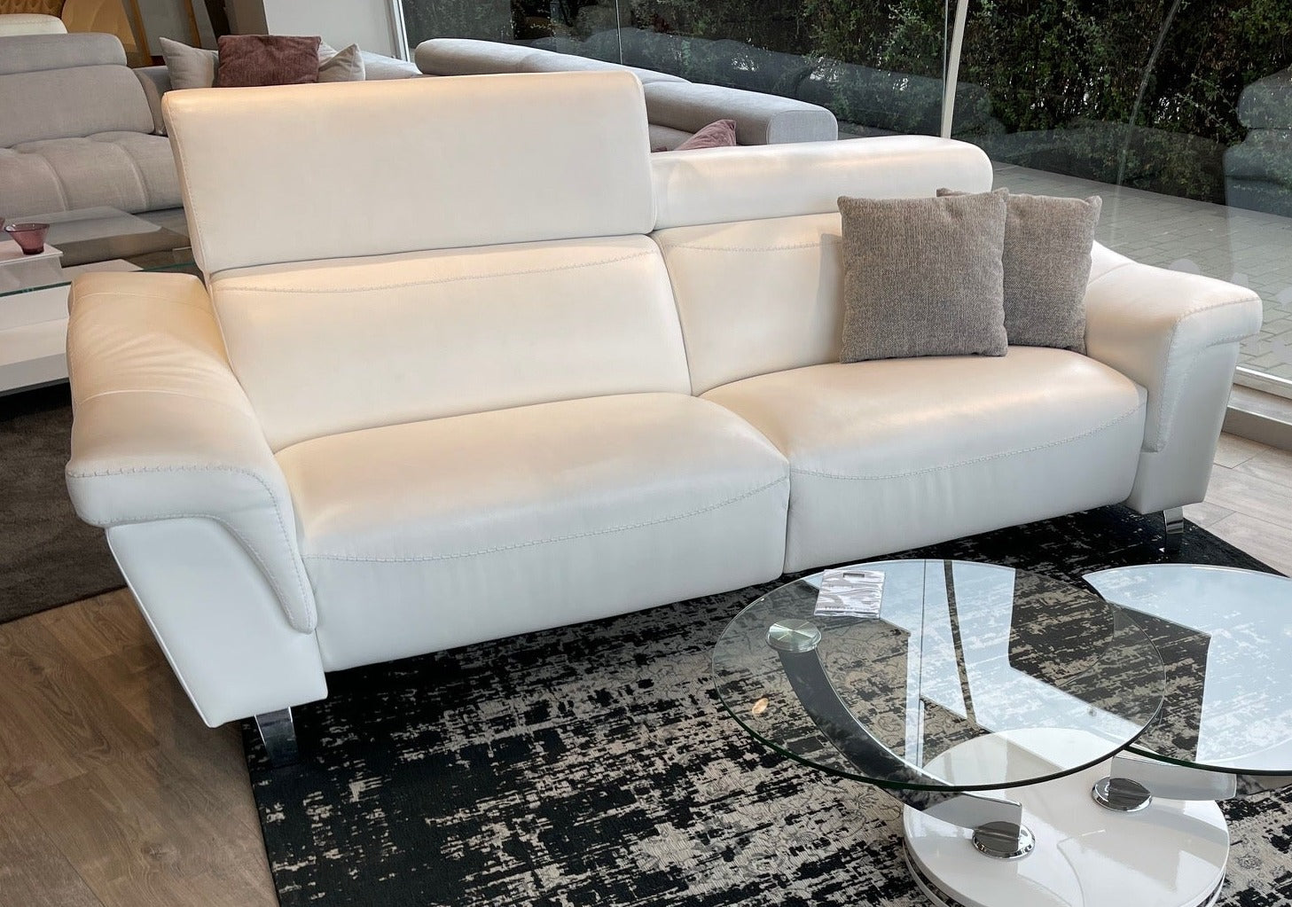 Sofá relax modelo PADOVA con cabezales eléctricos en piel blanca