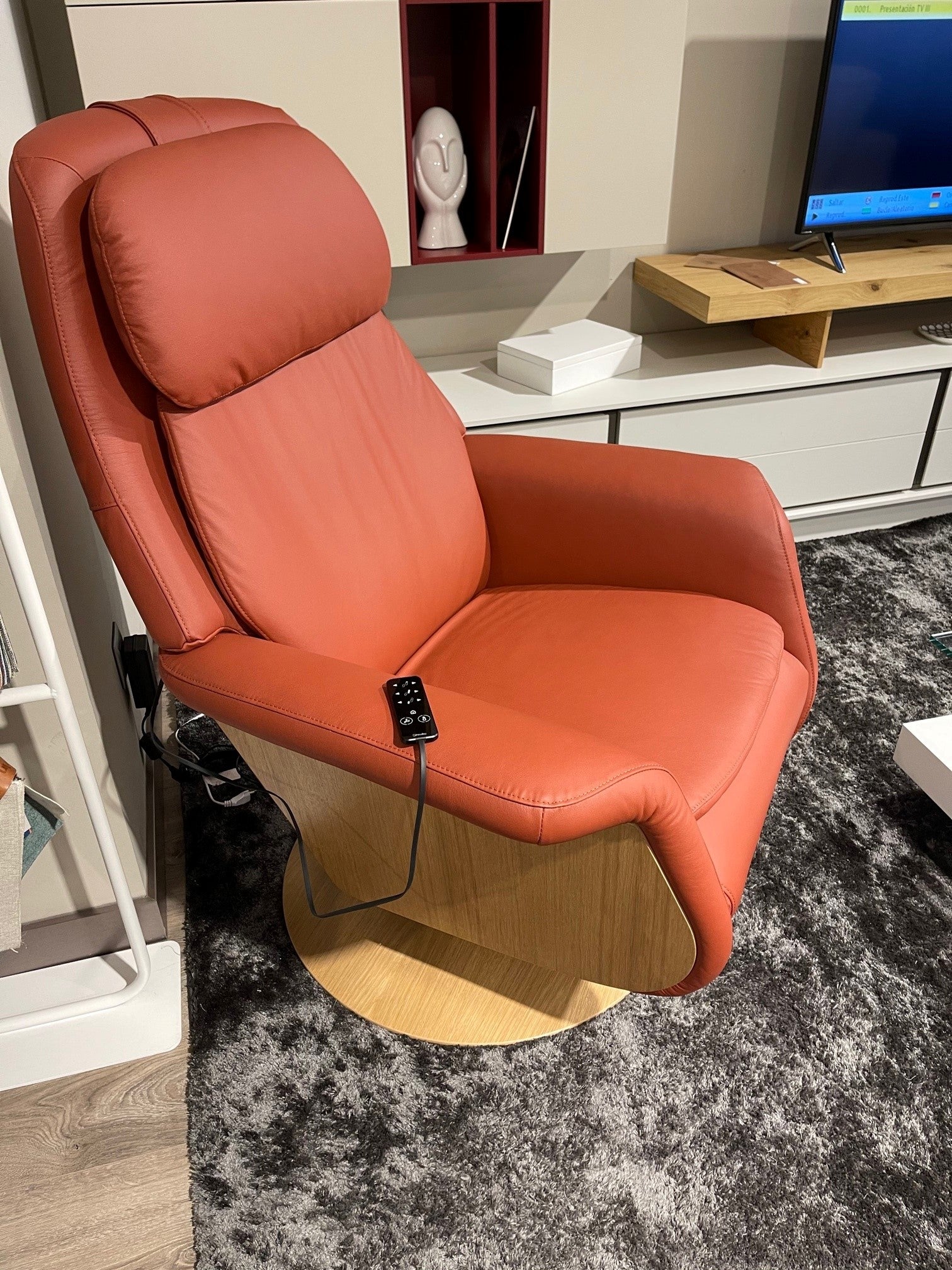 Sillón STRESSLESS modelo SAM WOOD opciones relax, masaje y calefacción.
