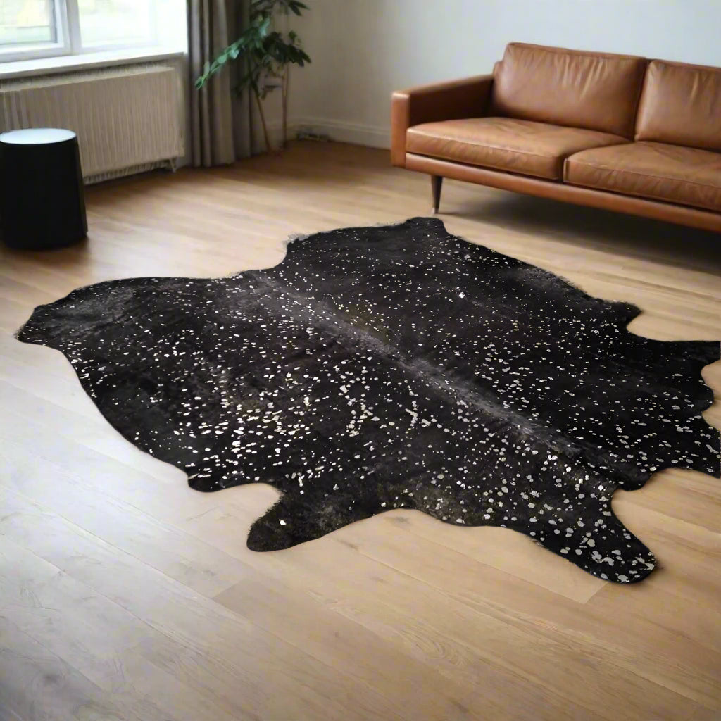 Alfombra de diseño en piel Devoré en Negro con detalles plateados en un salon