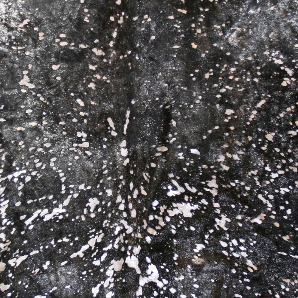 detalle de Alfombra de diseño en piel Devoré en Negro con detalles plateados