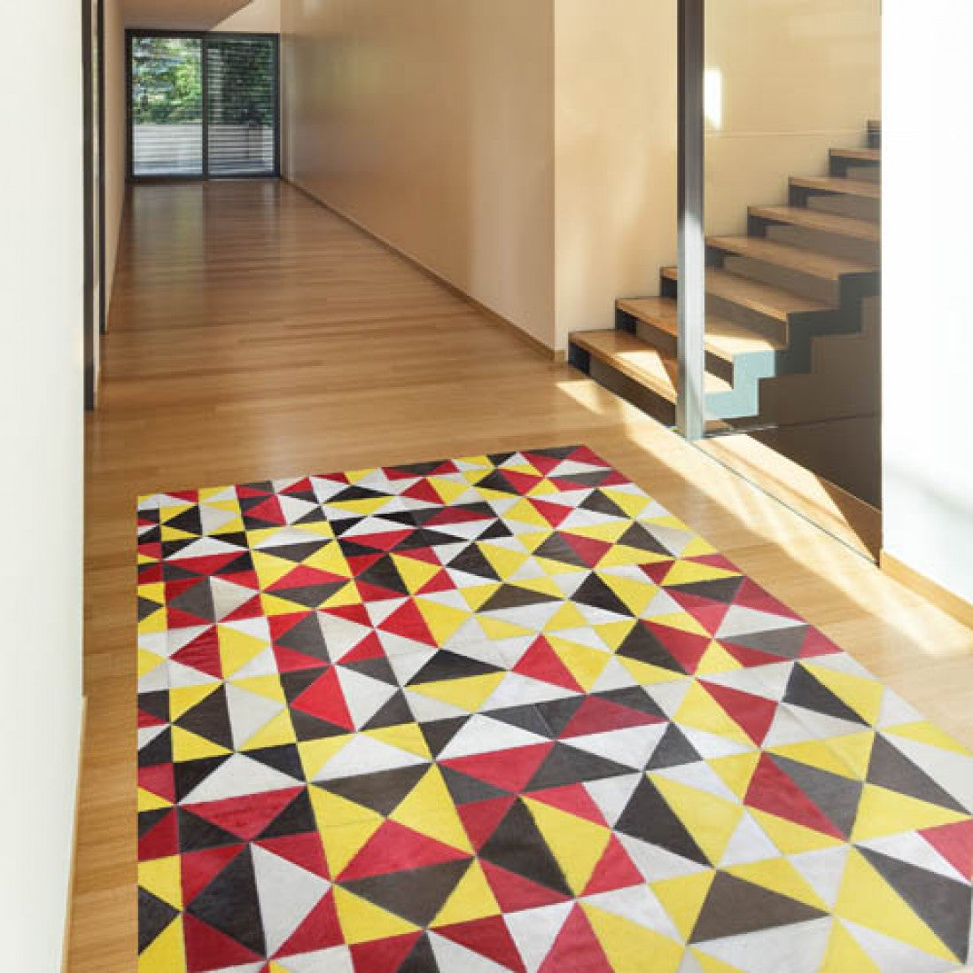 Alfombra de diseño en piel Merengue Rainbow en un recibidor