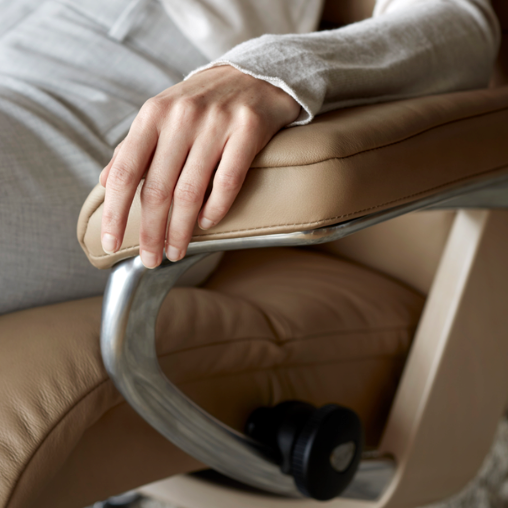 Sillón modelo VIEW Signature Chrome Plus™ System BalanceAdapt™ en piel Paloma