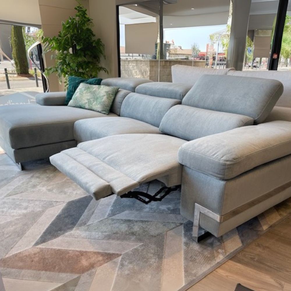 Chaiselongue modelo ACAPULCO con 2 asientos relax motorizados en tela Aquaclean