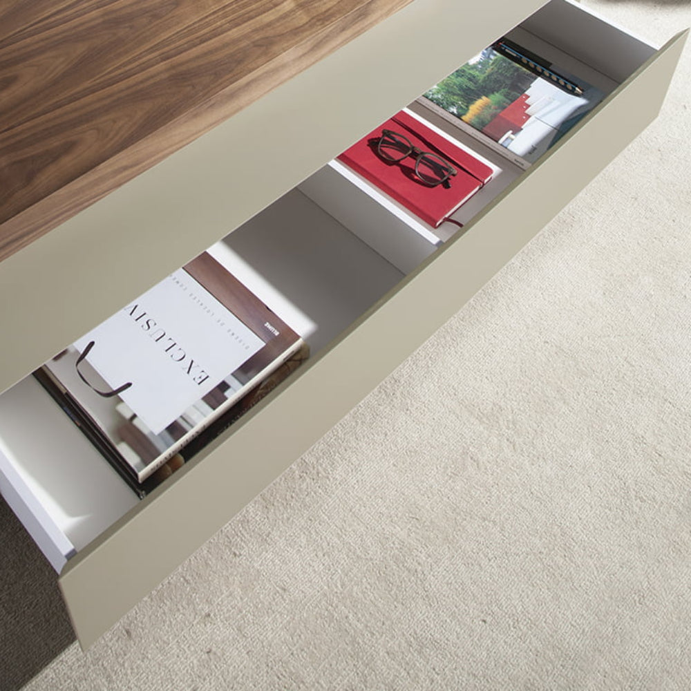 Mesa de diseño con detalle en cristal y cajón