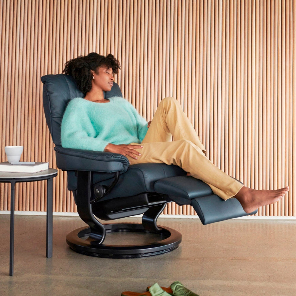 Sillón modelo MAYFAIR Classic Power™ Plus™ System Power™ de Stressless piel Batick