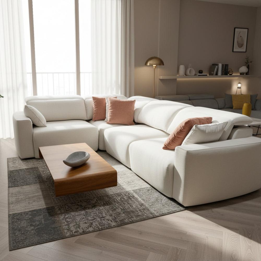 Sofá rinconera de tela blanca en vista trasera disponible en Sidivani