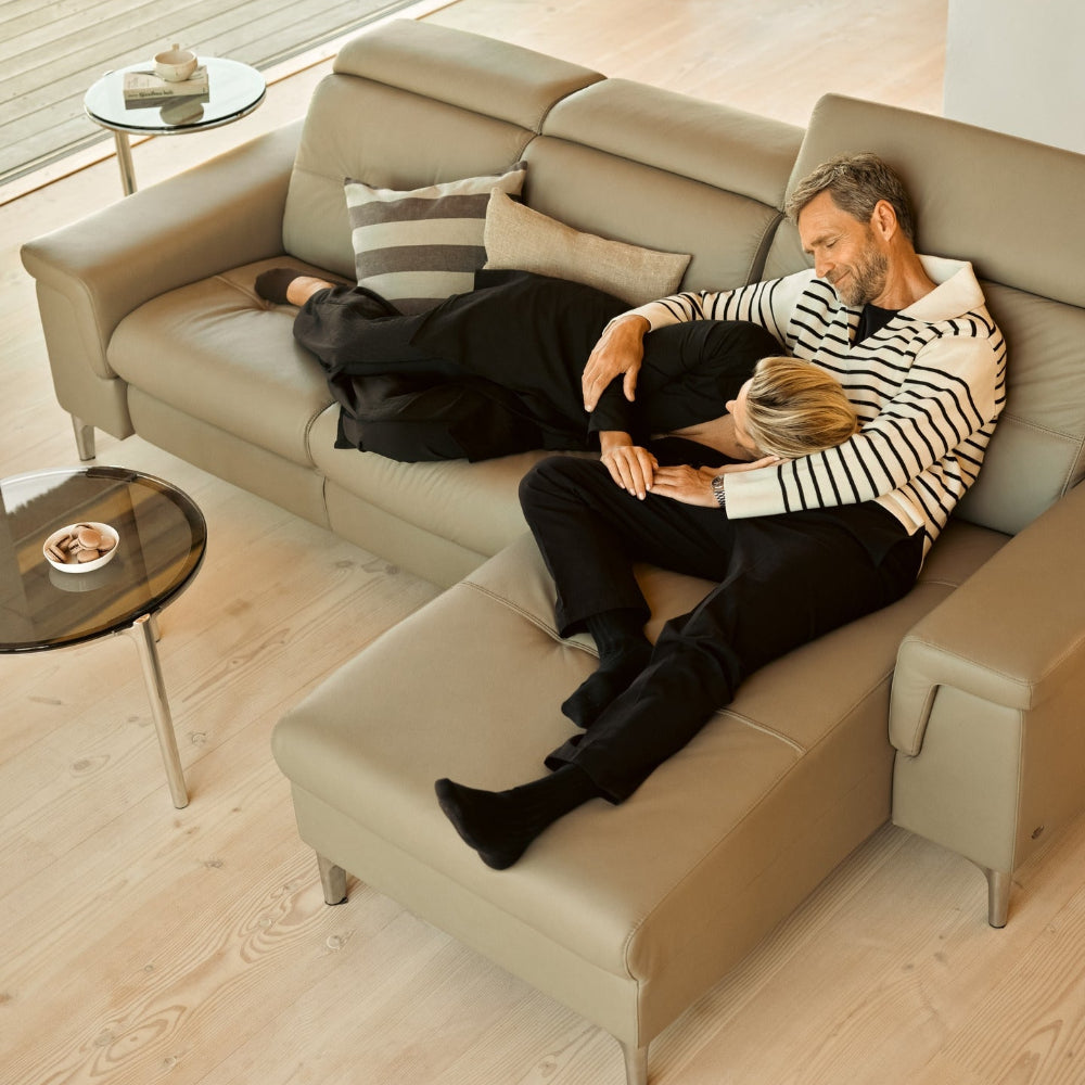 Sofá con Chaiselongue modelo ANNA A2 Long Seat Stressless® Power™ piel Paloma
