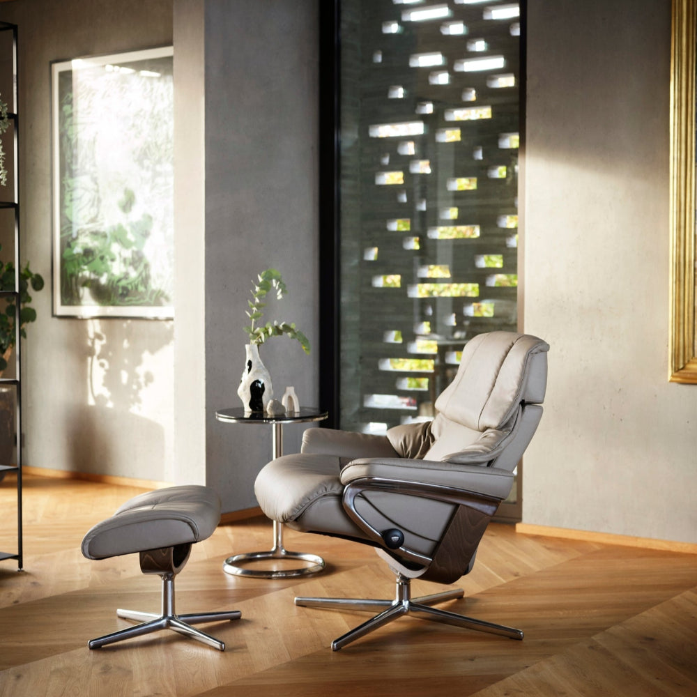 Sillón modelo RENO Cross Plus™ System BalanceAdapt™ de Stressless en piel Paloma