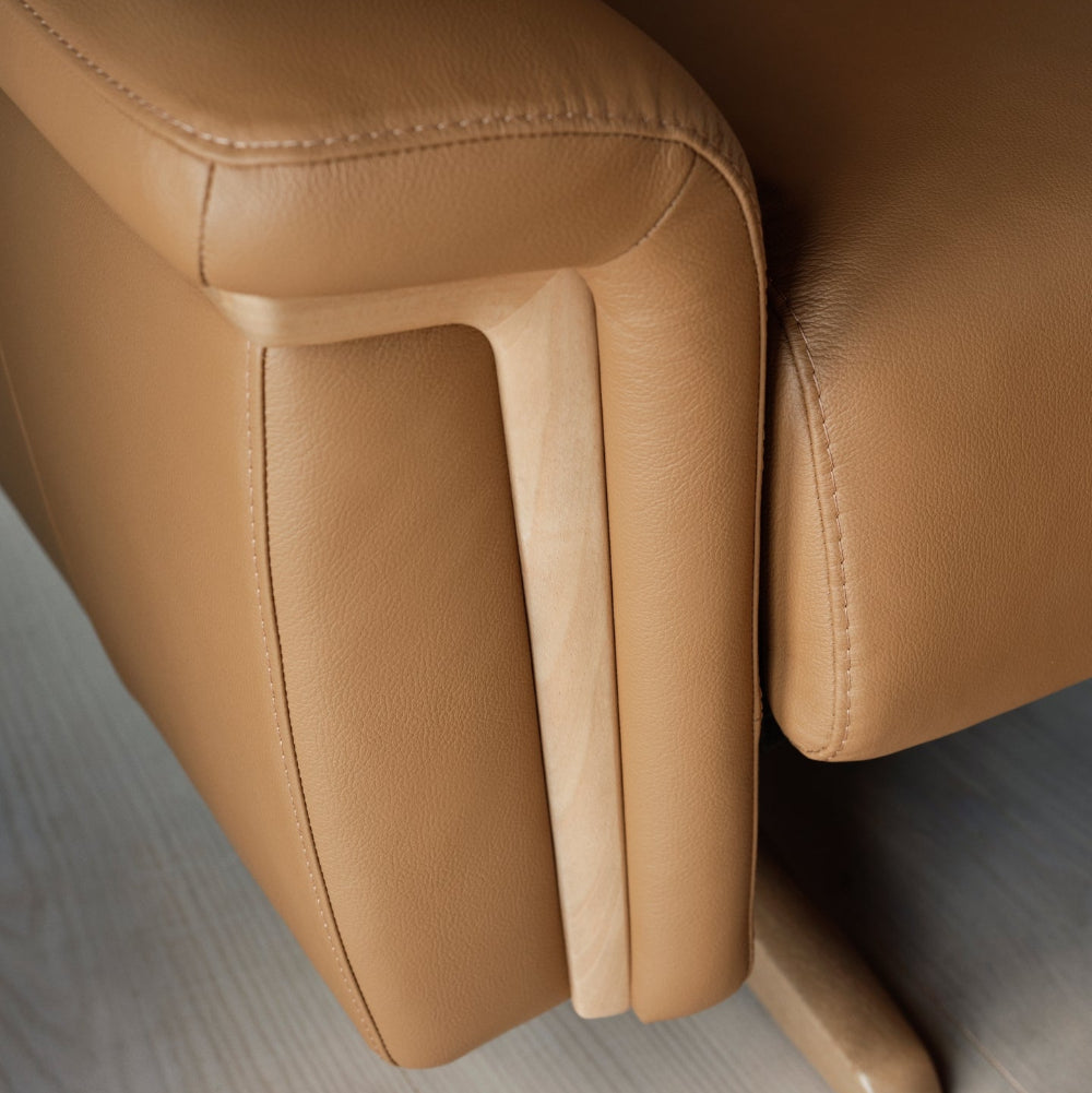 Stressless Stella Wood 2s Pal New Cognac Oak wood detail Disponible en nuestras tiendas de diseño Sidivani en Madrid y en nuestra web