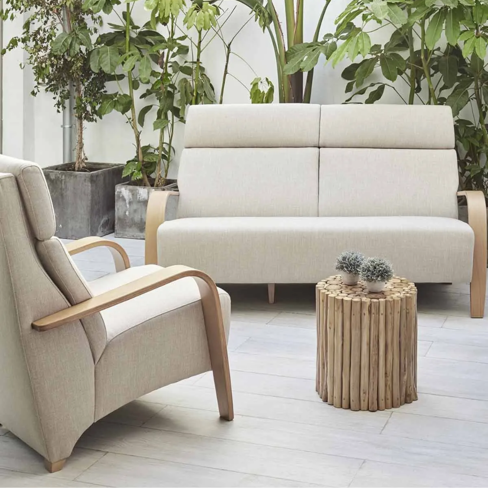 Sofá de 2 ó 3 plazas de diseño nórdico modelo CKINI en un ambiente de oficina neutro