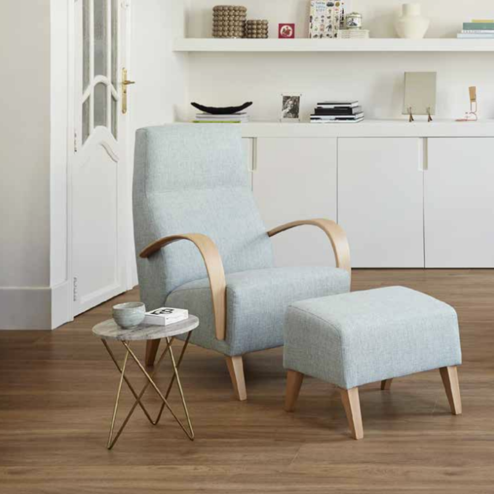 Butaca de diseño nórdico modelo ANYZ con pouf
