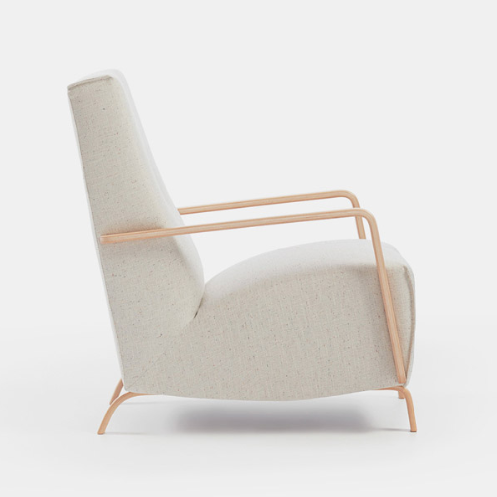 Butaca con pouf de diseño nórdico modelo KOYO de perfil
