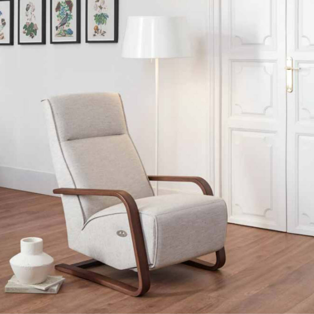 Butaca relax con reposapiés eléctrico modelo KISA en un ambiente relajado y moderno