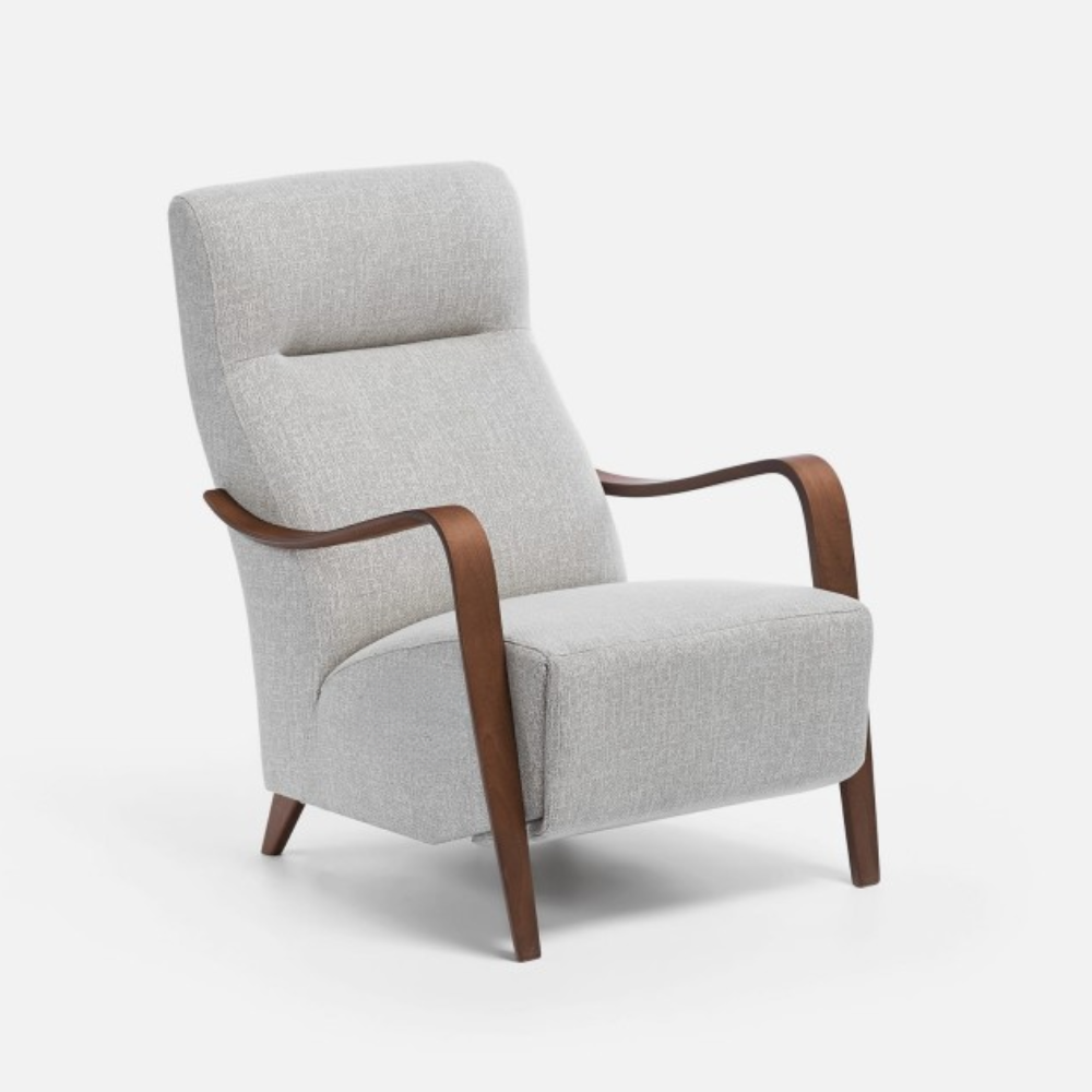 Butaca fija con brazo de madera vista modelo SIGMUND