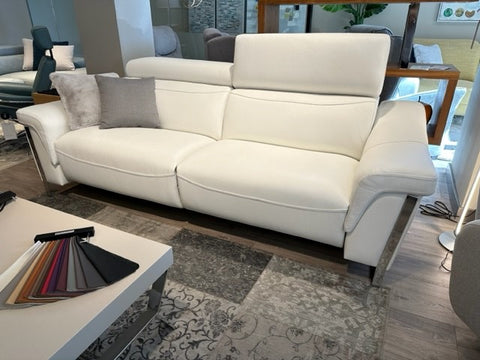 Sofá de diseño modelo CINOVA tapizado en piel blanca