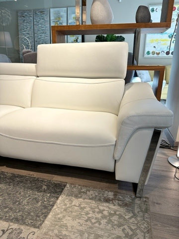 Sofá de diseño modelo CINOVA tapizado en piel blanca