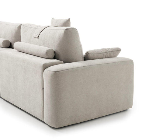 Sofá de diseño modelo CLOUD con dos asientos extraíbles a suelo motorizados.