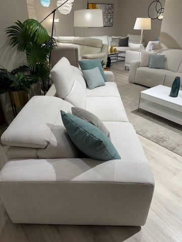 Sofá de diseño modelo DOLCE con asientos extraíbles a suelo.