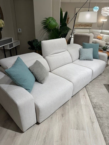 Sofá de diseño modelo DOLCE con asientos extraíbles a suelo.