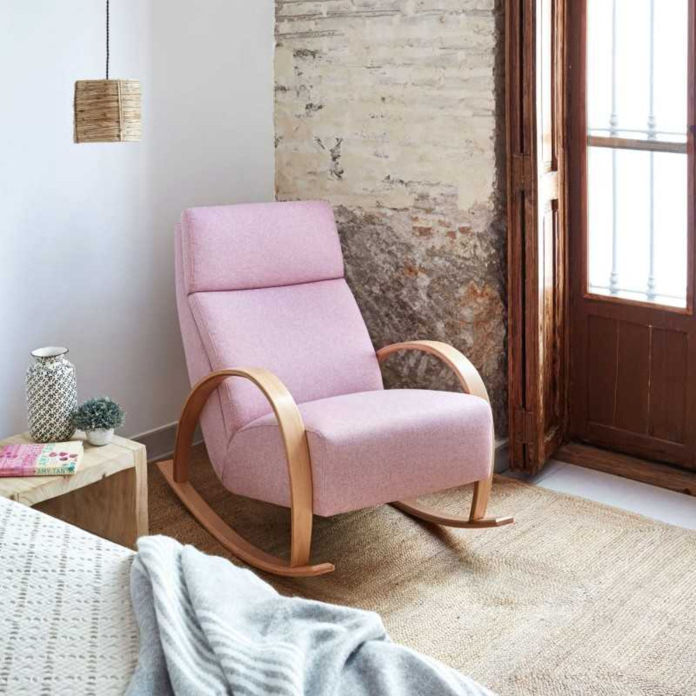 sillon mecedora modelo declo en un dormitorio de estilo campestre