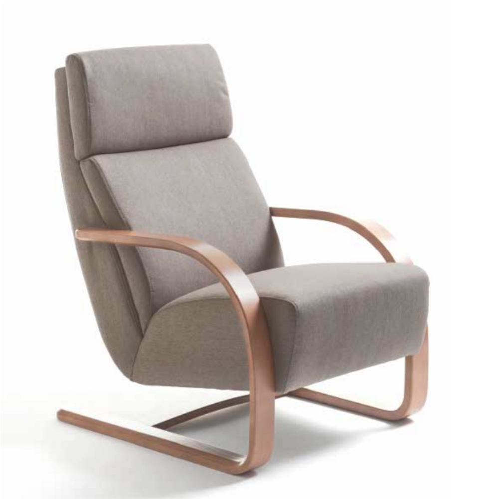 Butaca mecedora de diseño nórdico modelo MESNI disponible en sidivani