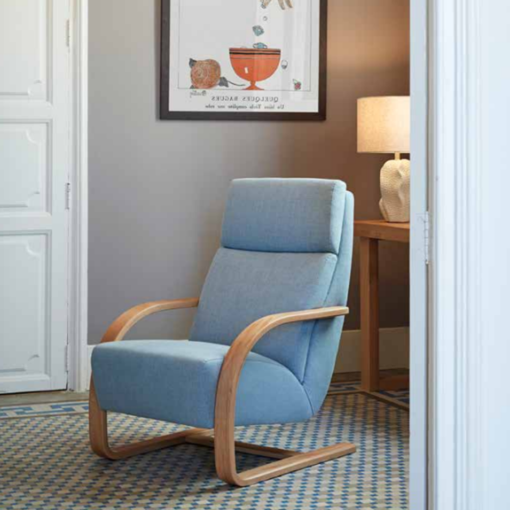 Butaca mecedora de diseño nórdico modelo MESNI en un ambiente de recibidor acogedor, de estetica francesa chic
