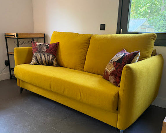 sofa cama modelo minimal disponible en sidivani en un hogar 
