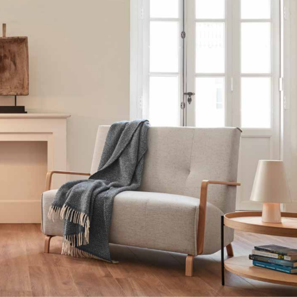 Sofá de 2 plazas de diseño nórdico modelo KOYO en un ambiente de salon relajado en tonos neutros