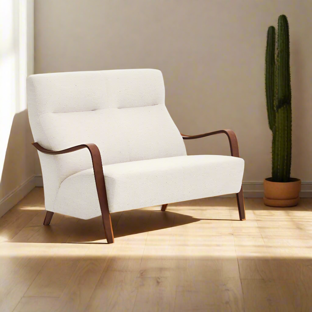 sofa de dos plazas sigmund en un espacio aesthetic con un cactus