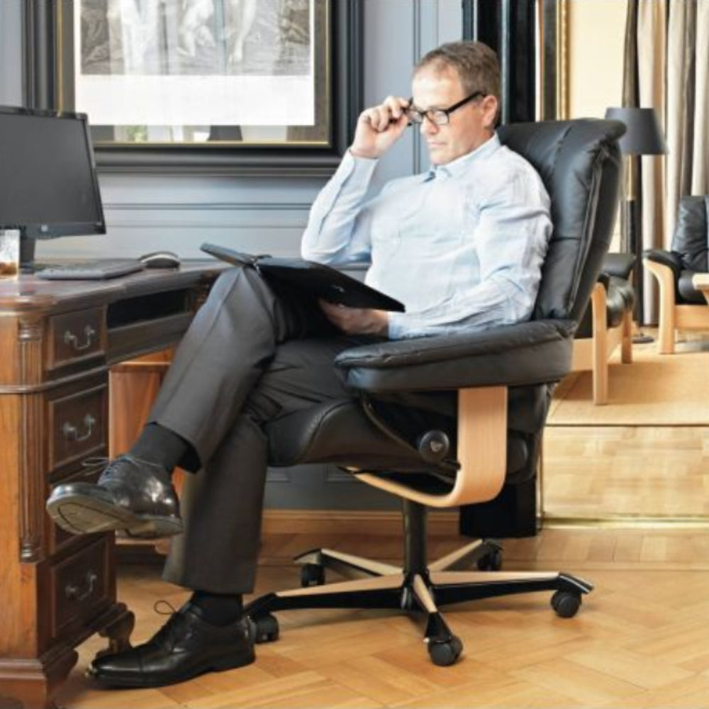 Sillón giratorio Stressless® modelo MAYFAIR Home Office con reposacabeza ajustable