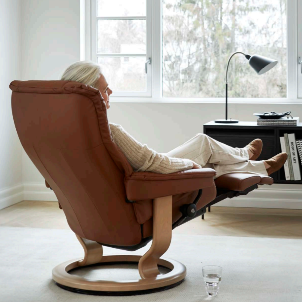 Sillón modelo MAYFAIR Classic Power™ Plus™ System Power™ de Stressless piel Paloma