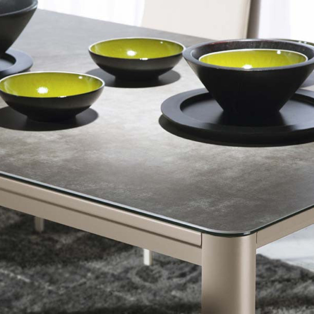 Mesa con pata de aluminio lacada cromada y tapa de cristal o cerámica modelo GLASS0010 Sidivani