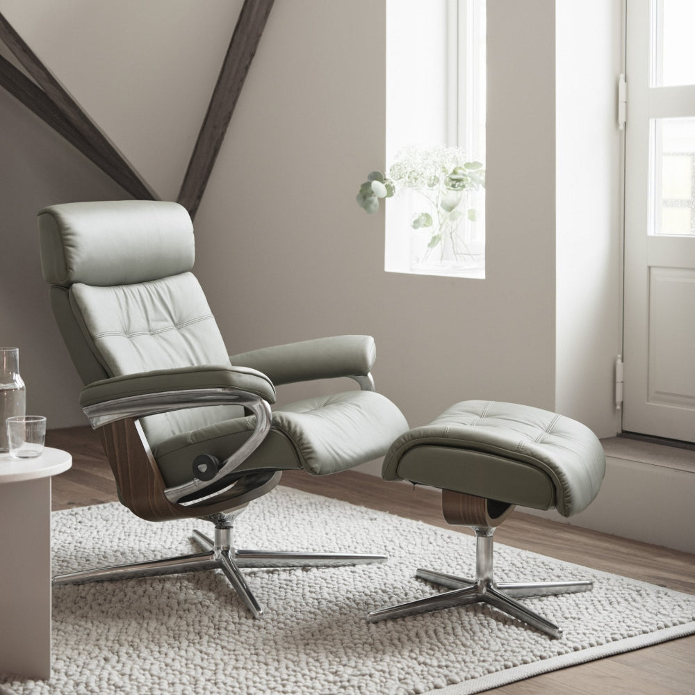 Sillon STRESSLESS modelo ERIK con pie CROSS en piel Paloma con Pouf