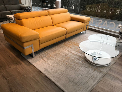 Sofa de piel mostaza diseño de pata alta cromo - sofas modernos en Madrid