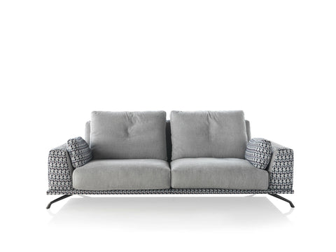 Sofá moderno de pata alta modelo PANAMORA en tela AQUACLEAN